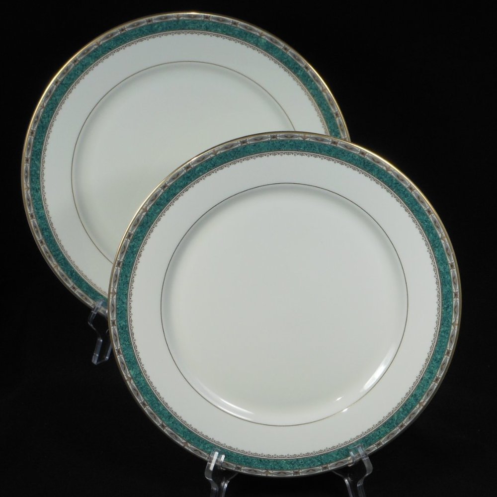 2 beautiful dinner plates. Mikasa L3104 Sheffield